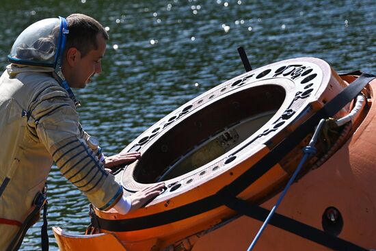 Тренировки экипажа МКС-70 по действиям после посадки спускаемого аппарата на водную поверхность