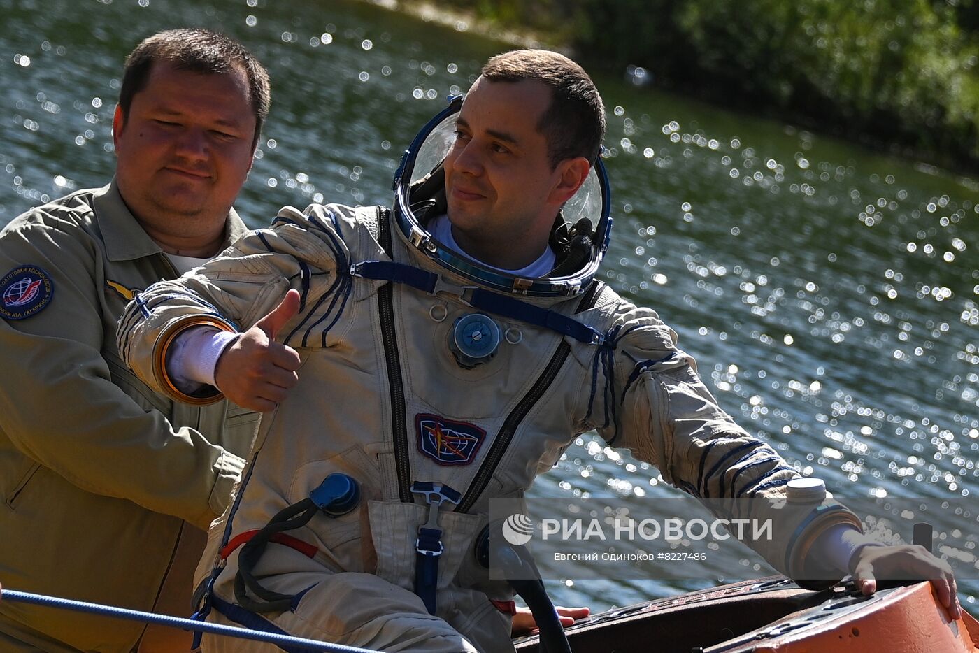 Космонавт Роскосмоса Олег Платонов (справа) на тренировке экипажа МКС-70 по действиям после посадки спускаемого аппарата на водную поверхность на территории Ногинского спасательного центра МЧС России в Московской области. Место: Россия, Московская область. Автор: Евгений Одиноков/РИА Новости. Тренировки экипажа МКС-70 по действиям после посадки спускаемого аппарата на водную поверхность