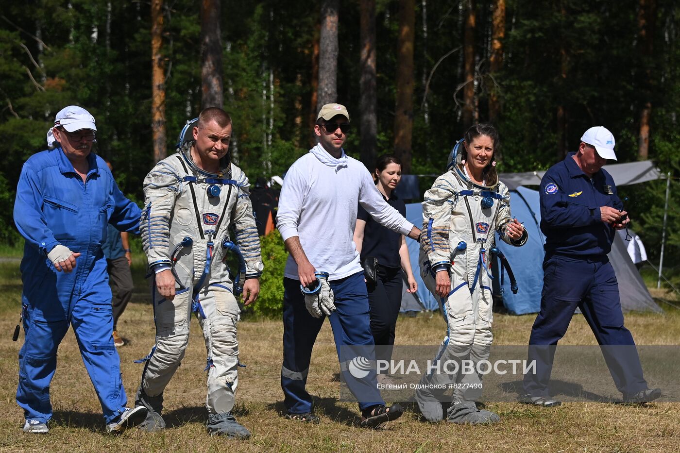 Тренировки экипажа МКС-70 по действиям после посадки спускаемого аппарата на водную поверхность