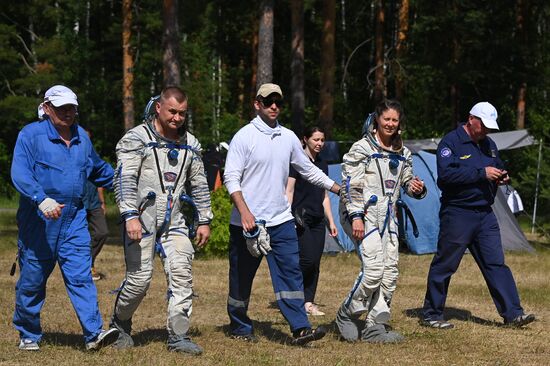 Тренировки экипажа МКС-70 по действиям после посадки спускаемого аппарата на водную поверхность