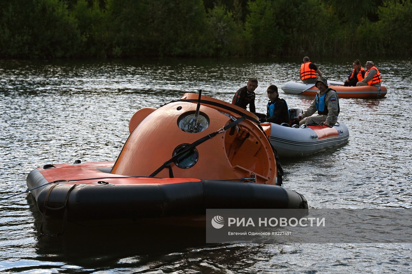 Тренировки экипажа МКС-70 по действиям после посадки спускаемого аппарата на водную поверхность