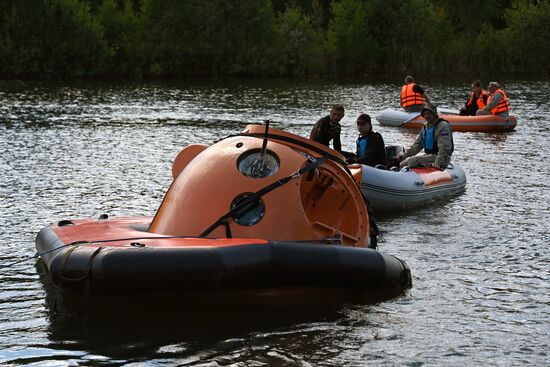 Тренировки экипажа МКС-70 по действиям после посадки спускаемого аппарата на водную поверхность