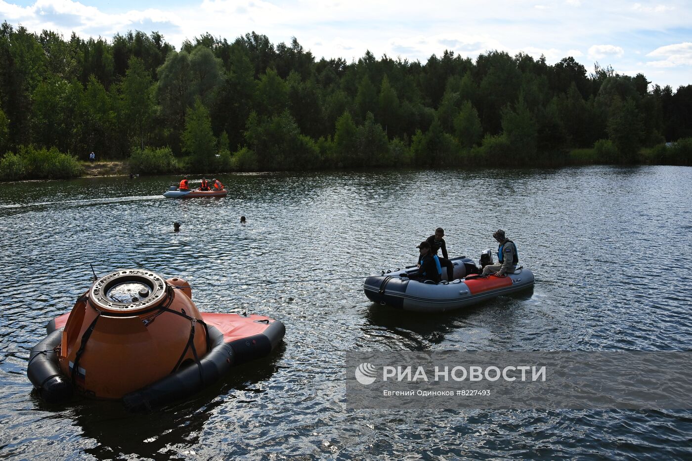 Тренировки экипажа МКС-70 по действиям после посадки спускаемого аппарата на водную поверхность