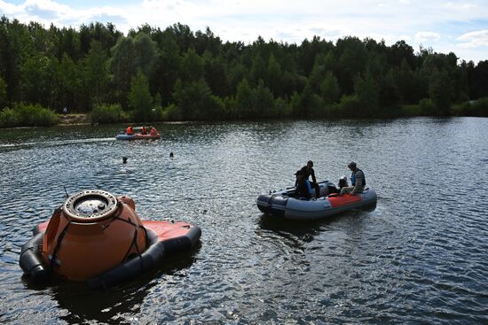 Тренировки экипажа МКС-70 по действиям после посадки спускаемого аппарата на водную поверхность