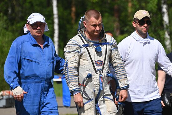 Тренировки экипажа МКС-70 по действиям после посадки спускаемого аппарата на водную поверхность
