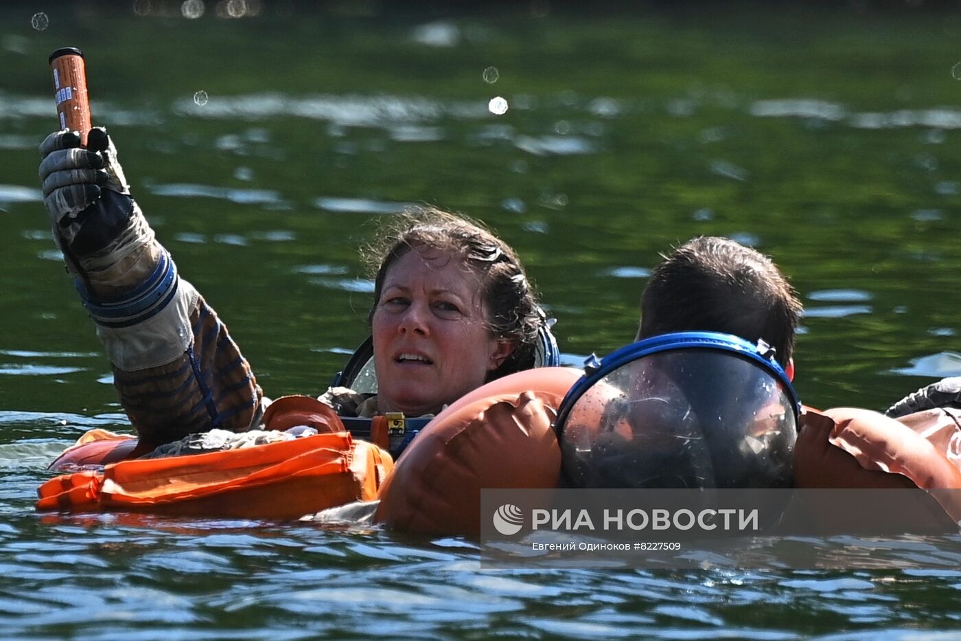 Тренировки экипажа МКС-70 по действиям после посадки спускаемого аппарата на водную поверхность