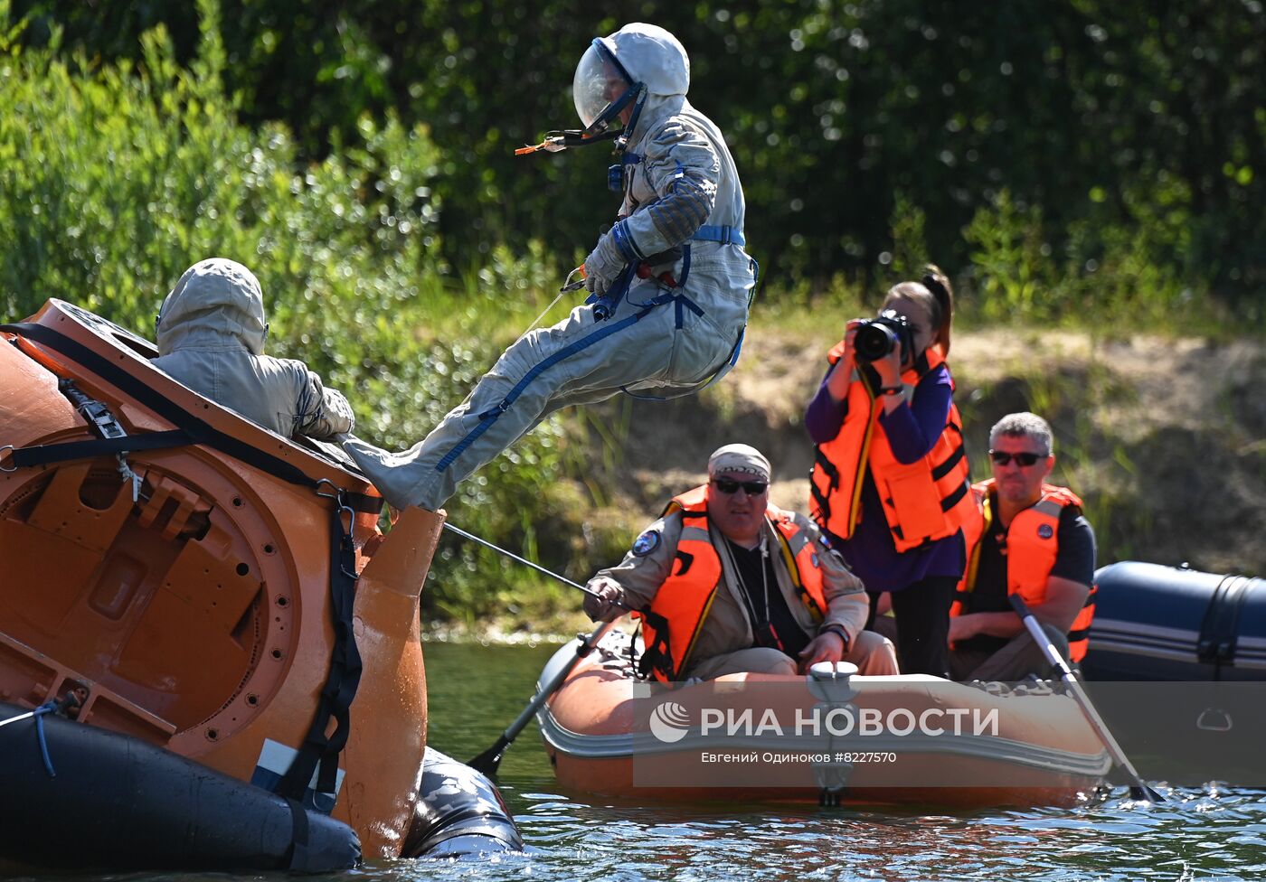 Тренировки экипажа МКС-70 по действиям после посадки спускаемого аппарата на водную поверхность