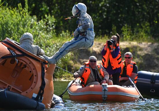 Тренировки экипажа МКС-70 по действиям после посадки спускаемого аппарата на водную поверхность
