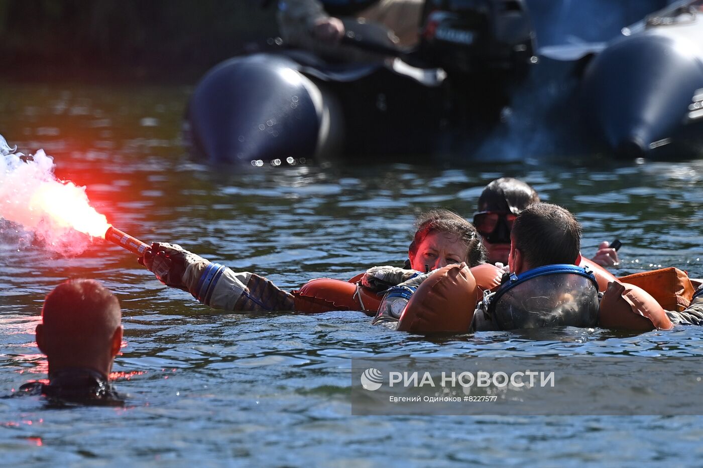 Тренировки экипажа МКС-70 по действиям после посадки спускаемого аппарата на водную поверхность