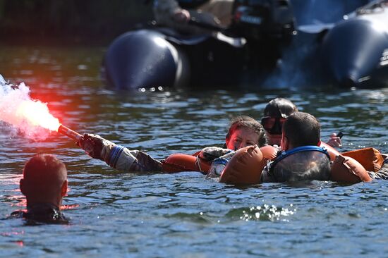 Тренировки экипажа МКС-70 по действиям после посадки спускаемого аппарата на водную поверхность