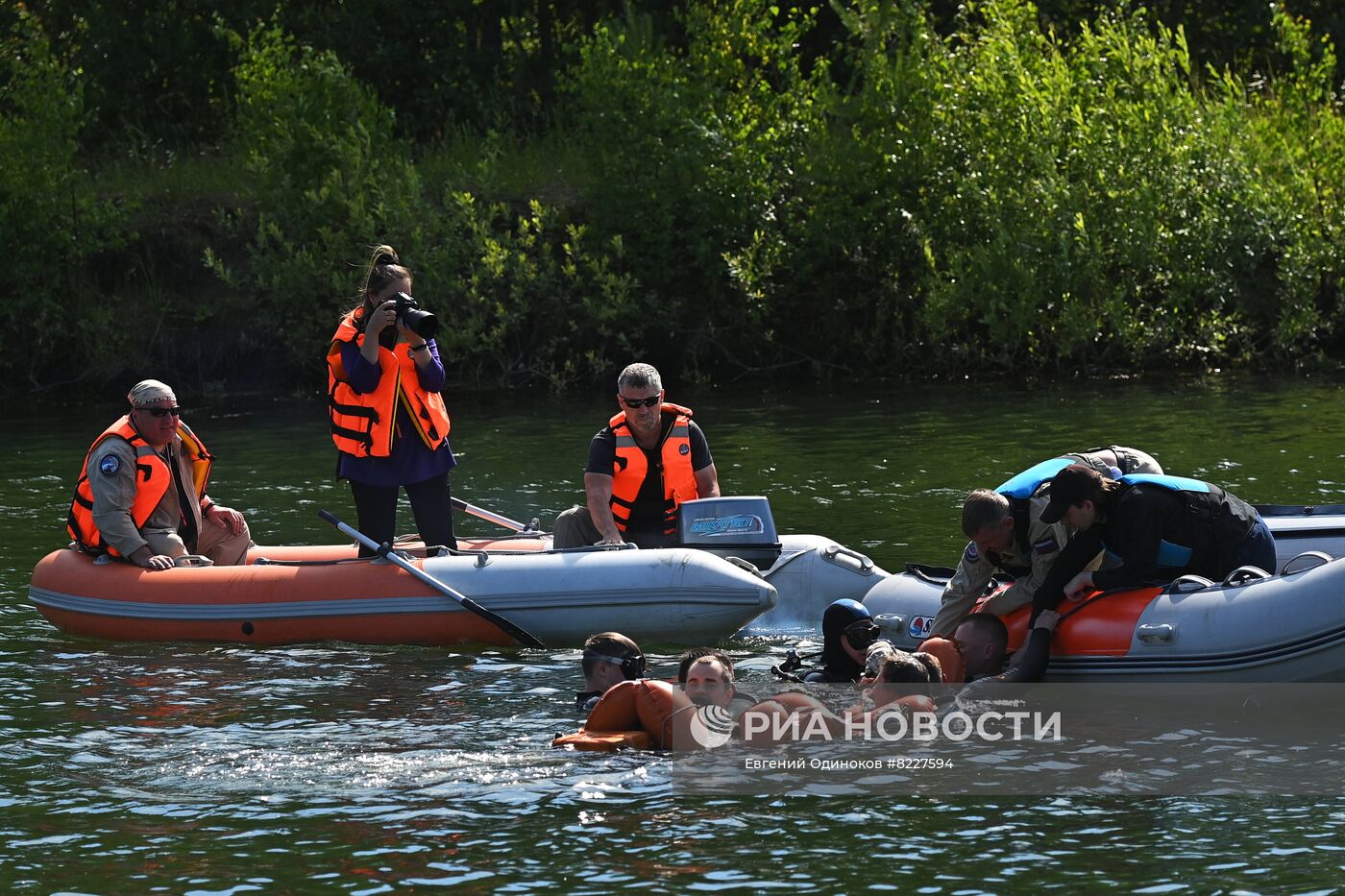 Тренировки экипажа МКС-70 по действиям после посадки спускаемого аппарата на водную поверхность