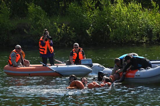 Тренировки экипажа МКС-70 по действиям после посадки спускаемого аппарата на водную поверхность