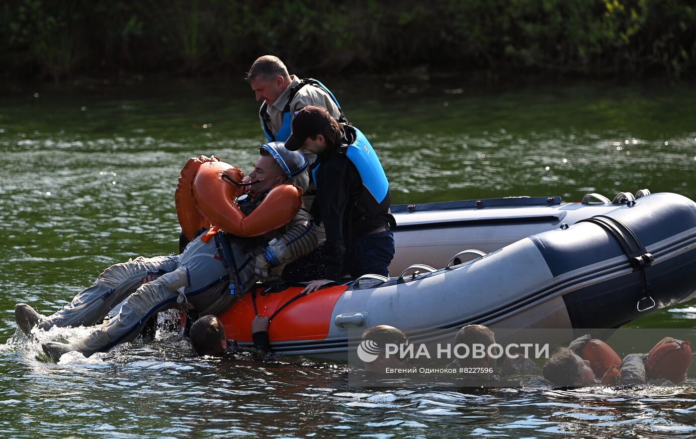 Тренировки экипажа МКС-70 по действиям после посадки спускаемого аппарата на водную поверхность