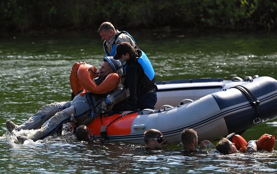Тренировки экипажа МКС-70 по действиям после посадки спускаемого аппарата на водную поверхность