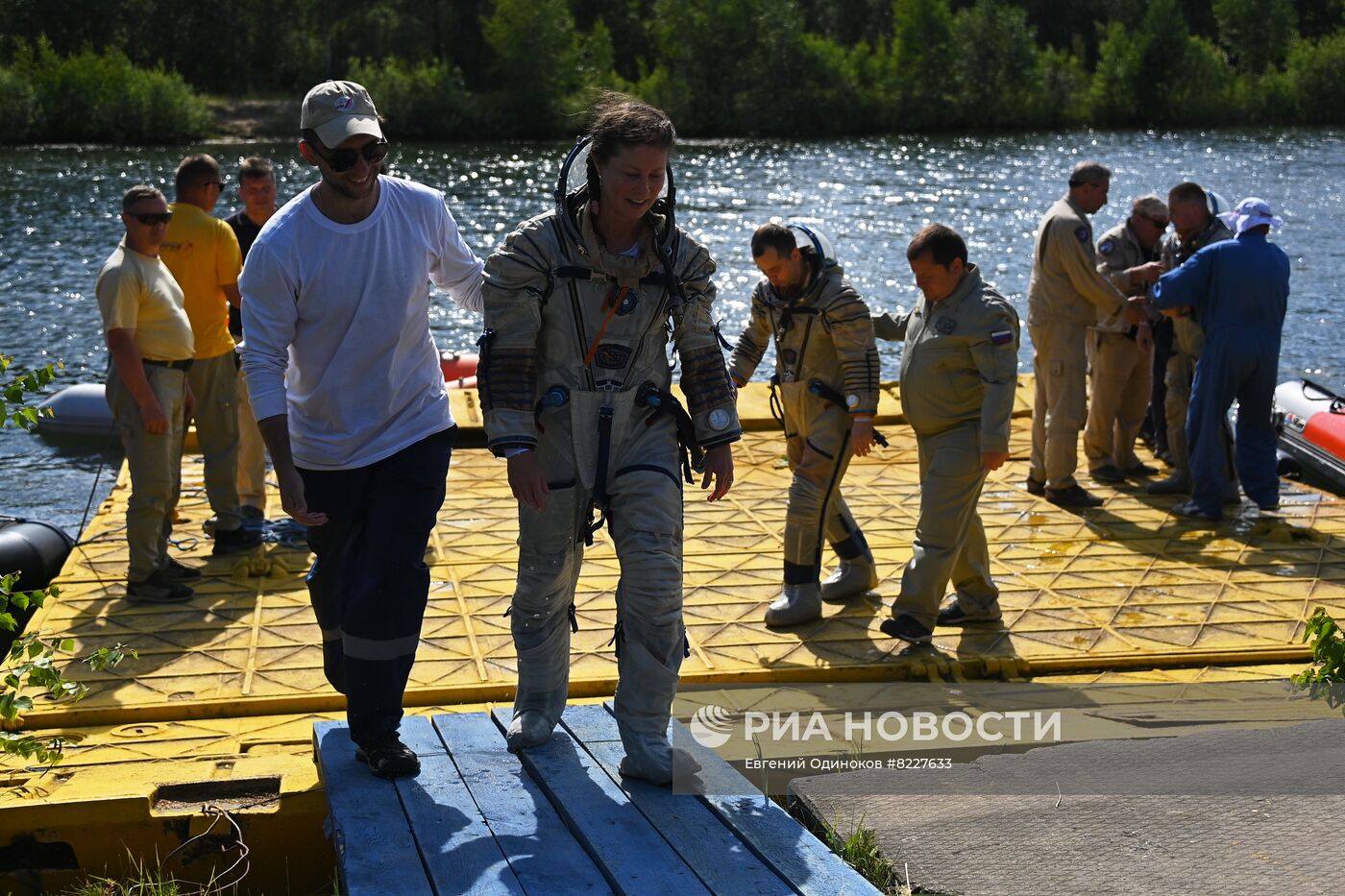 Тренировки экипажа МКС-70 по действиям после посадки спускаемого аппарата на водную поверхность