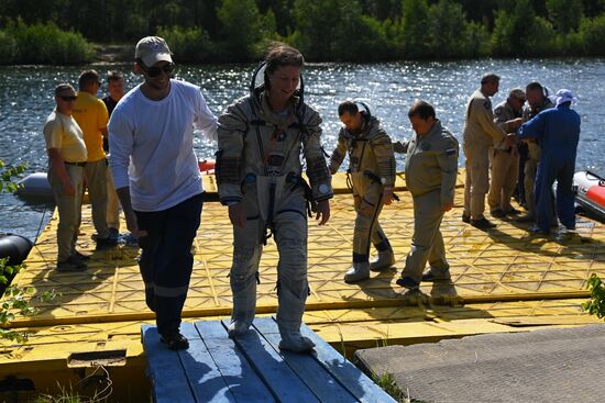 Тренировки экипажа МКС-70 по действиям после посадки спускаемого аппарата на водную поверхность