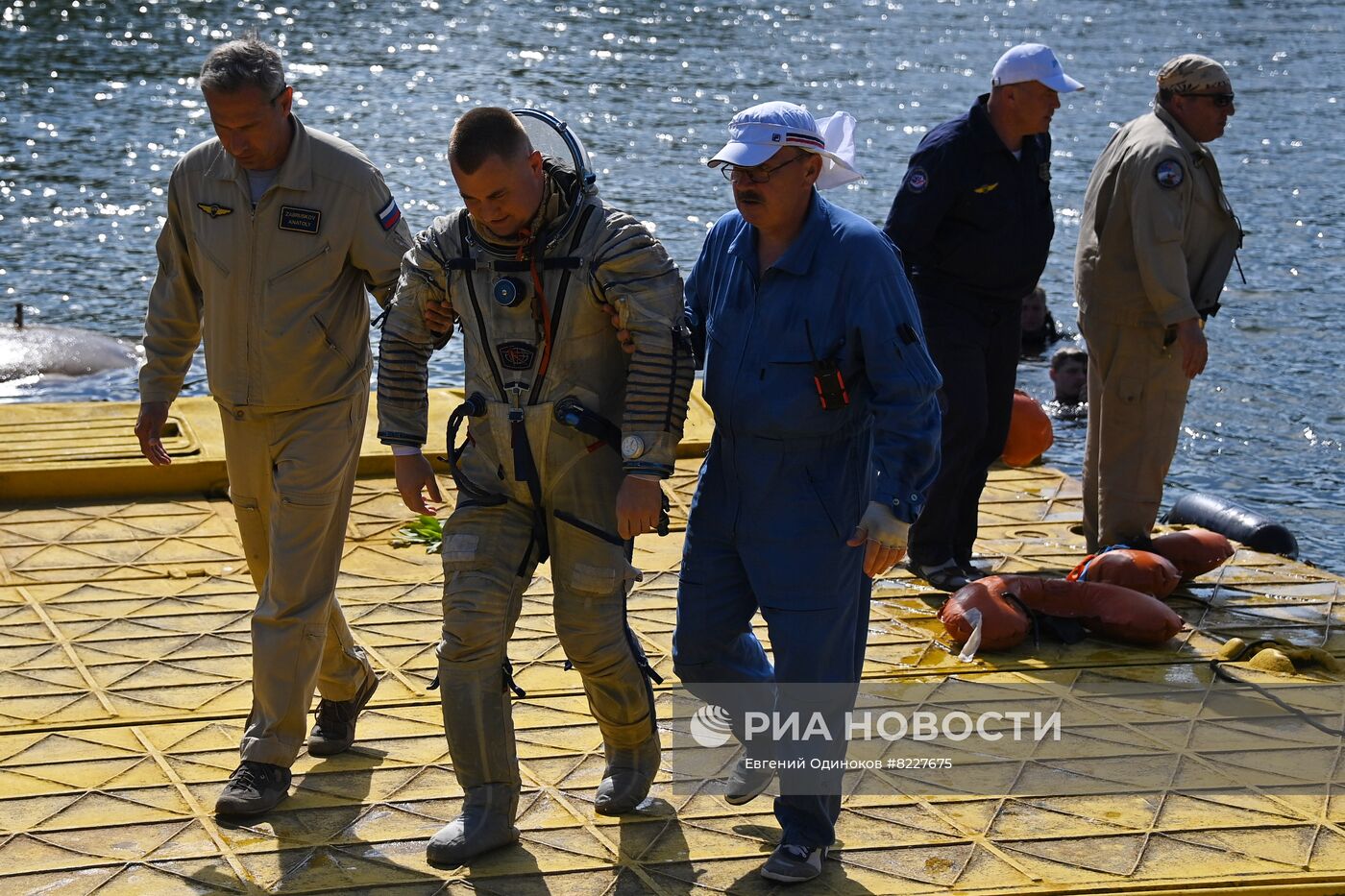 Тренировки экипажа МКС-70 по действиям после посадки спускаемого аппарата на водную поверхность