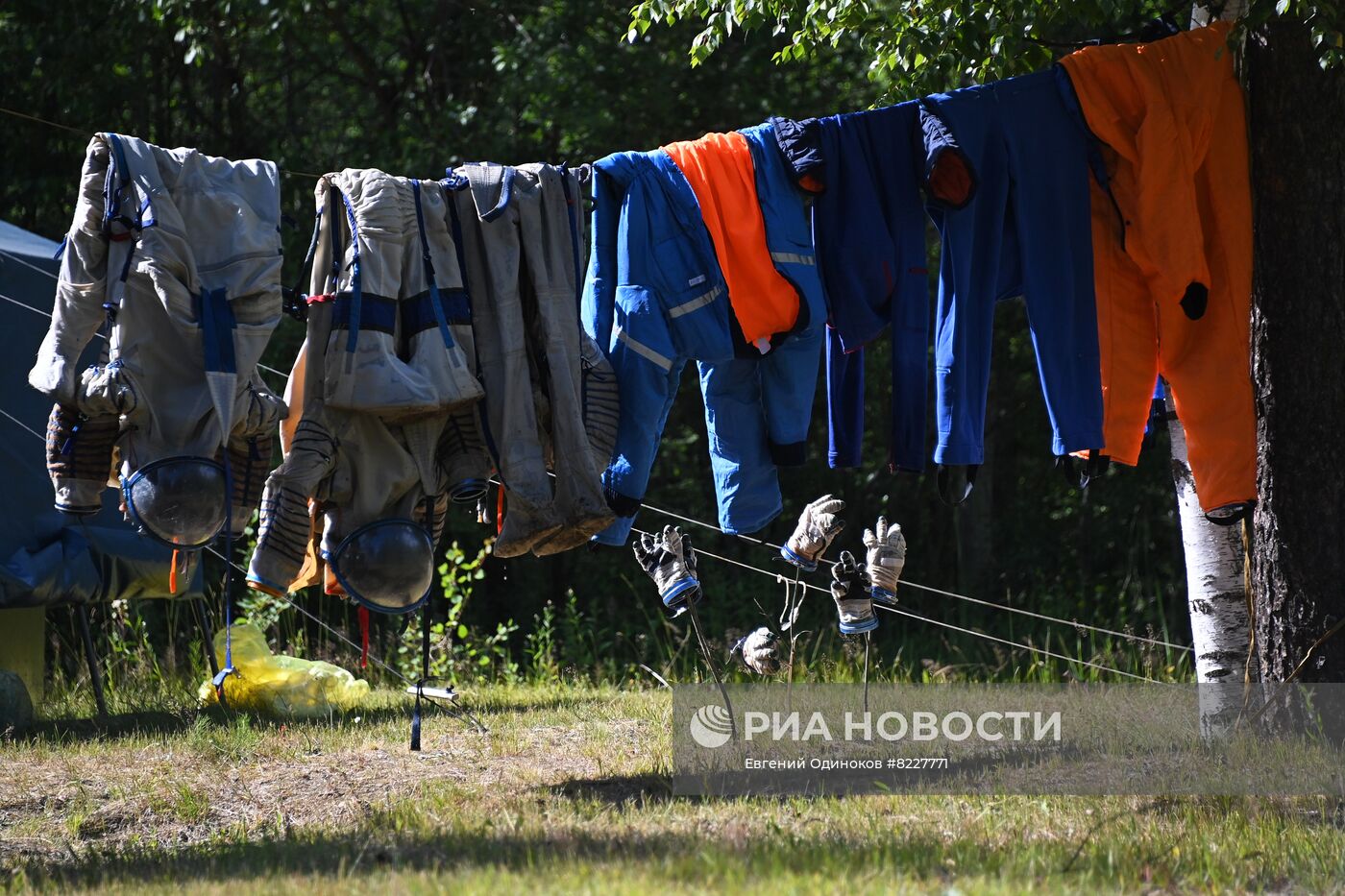 Тренировки экипажа МКС-70 по действиям после посадки спускаемого аппарата на водную поверхность