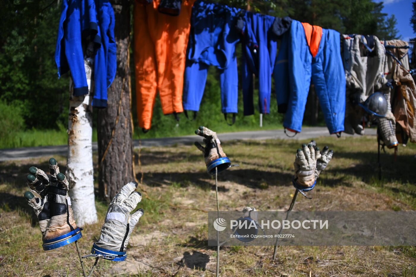 Тренировки экипажа МКС-70 по действиям после посадки спускаемого аппарата на водную поверхность