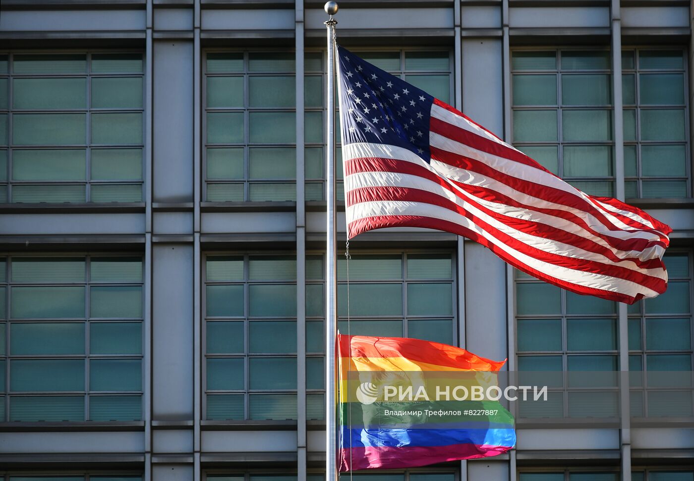 Посольство США в Москве вывесило радужный флаг в поддержку ЛГБТ