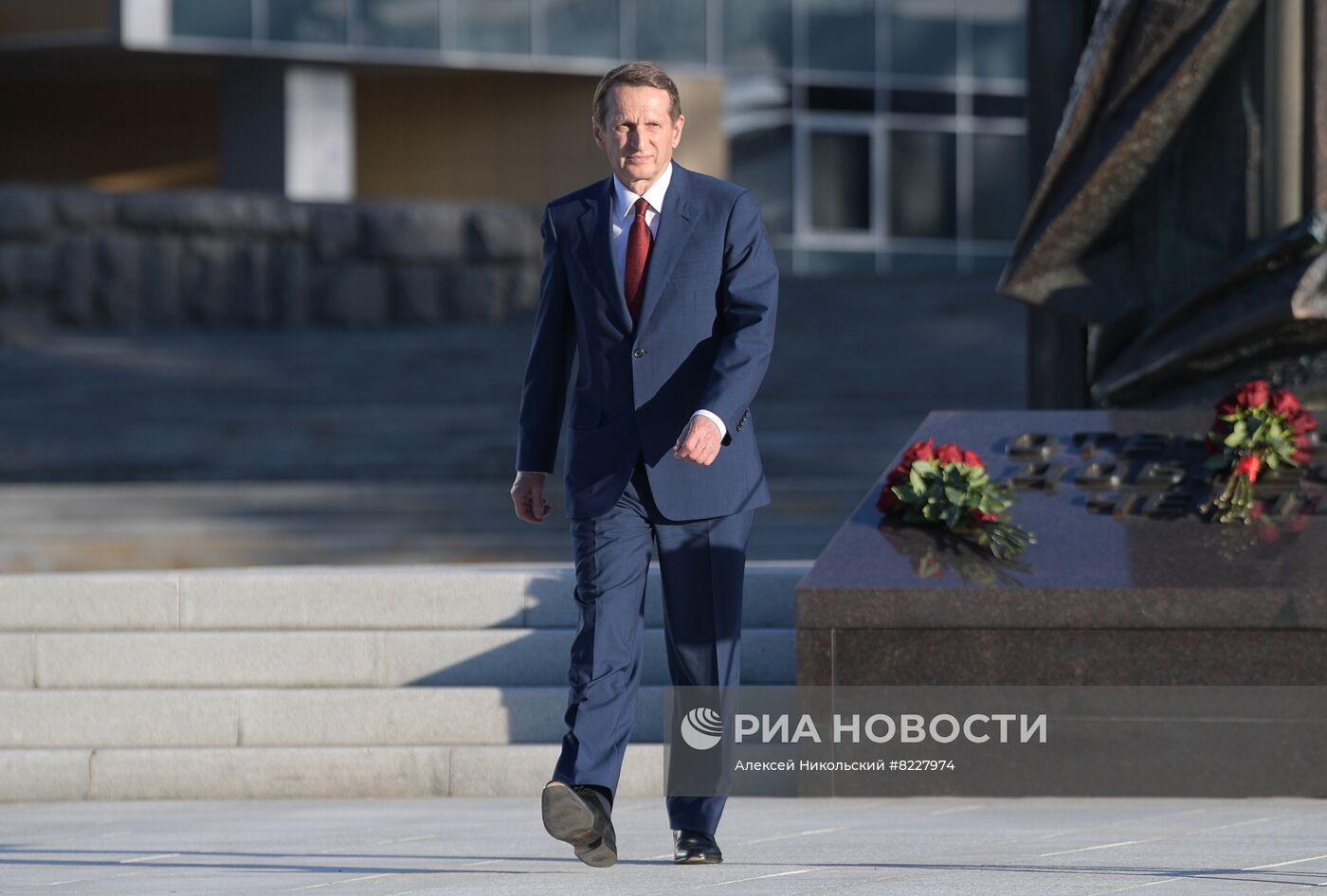 Директор СВР С. Нарышкин возложил цветы к памятнику разведчикам-нелегалам
