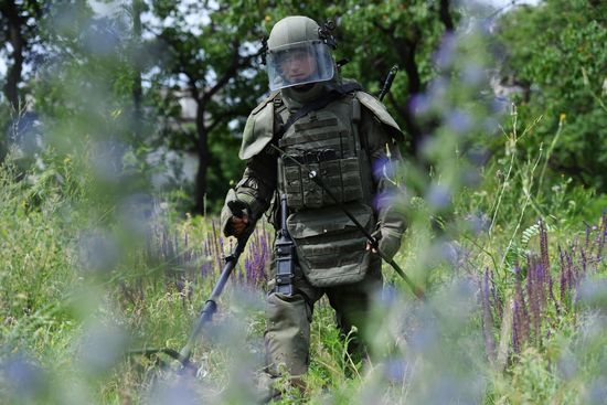Работа саперов по разминированию станции водоочистки в Мариуполе