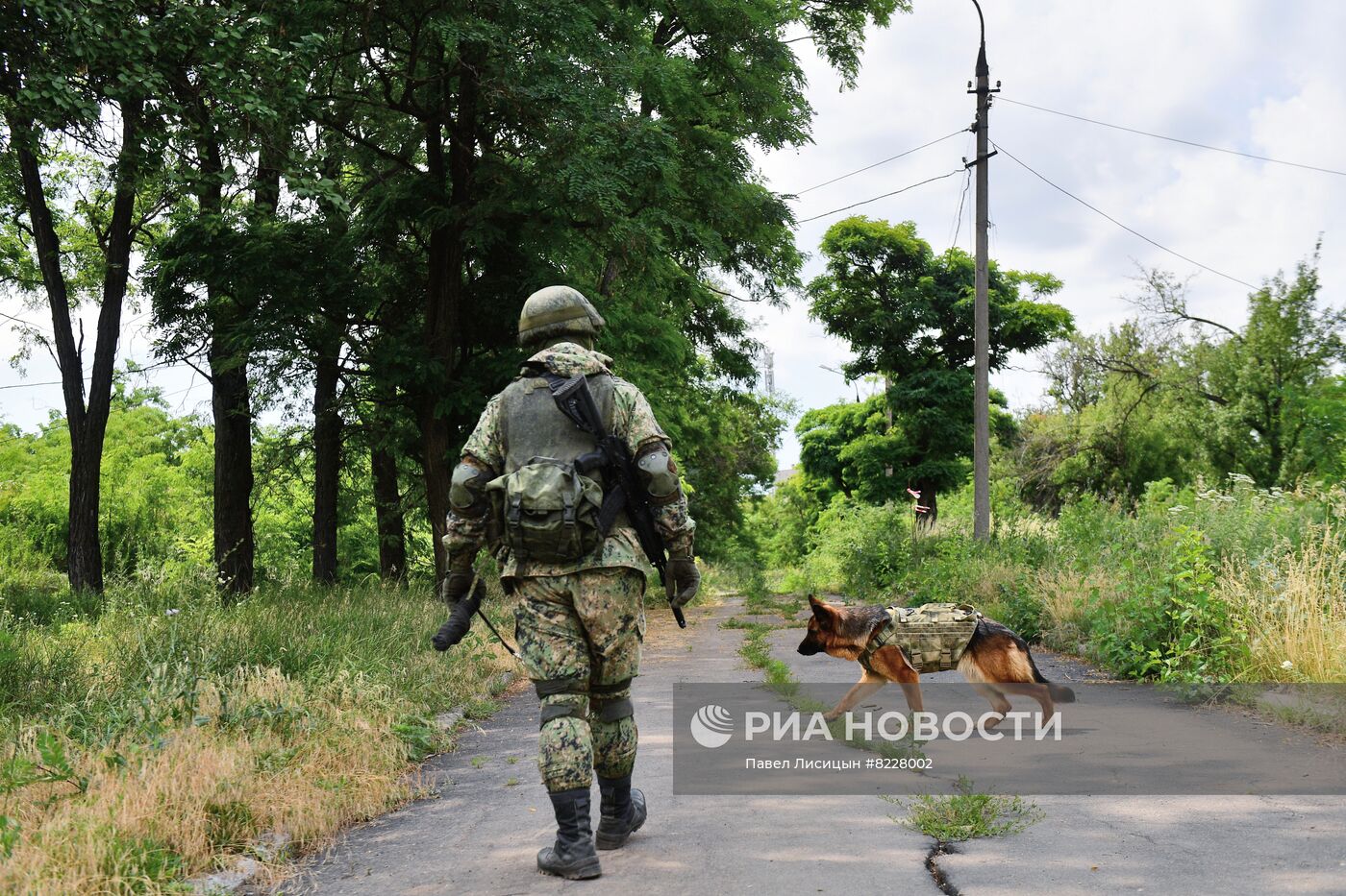 Работа саперов по разминированию станции водоочистки в Мариуполе