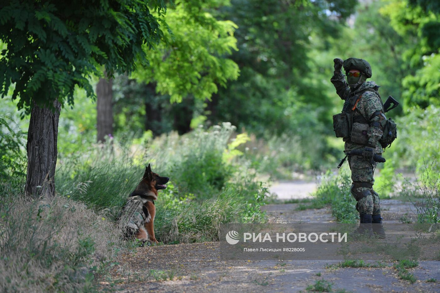 Работа саперов по разминированию станции водоочистки в Мариуполе