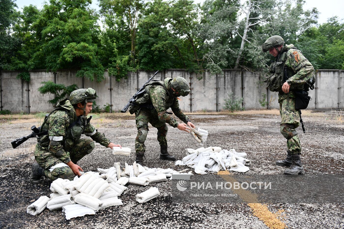 Работа саперов по разминированию станции водоочистки в Мариуполе