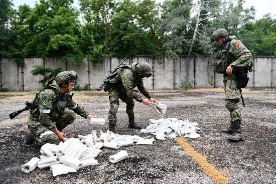 Работа саперов по разминированию станции водоочистки в Мариуполе