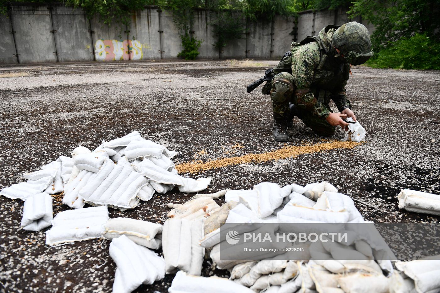 Работа саперов по разминированию станции водоочистки в Мариуполе