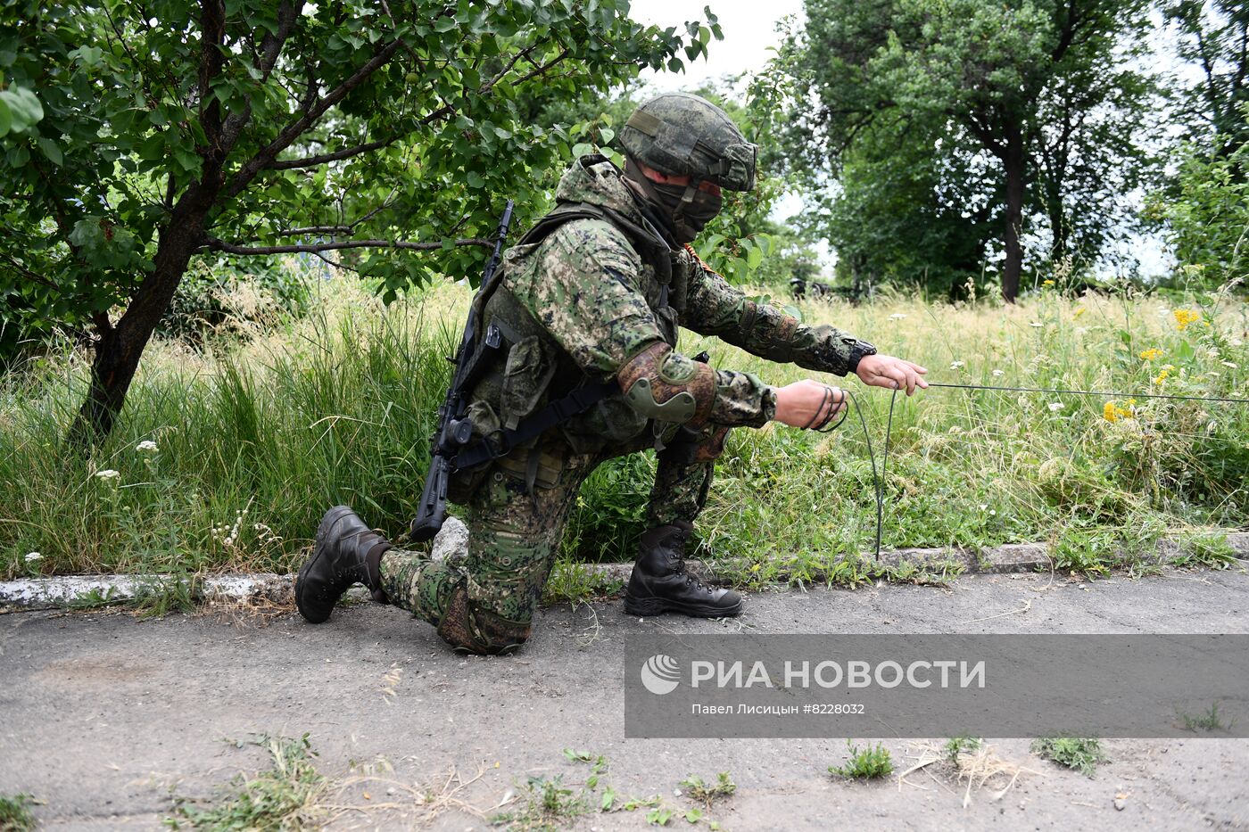 Работа саперов по разминированию станции водоочистки в Мариуполе