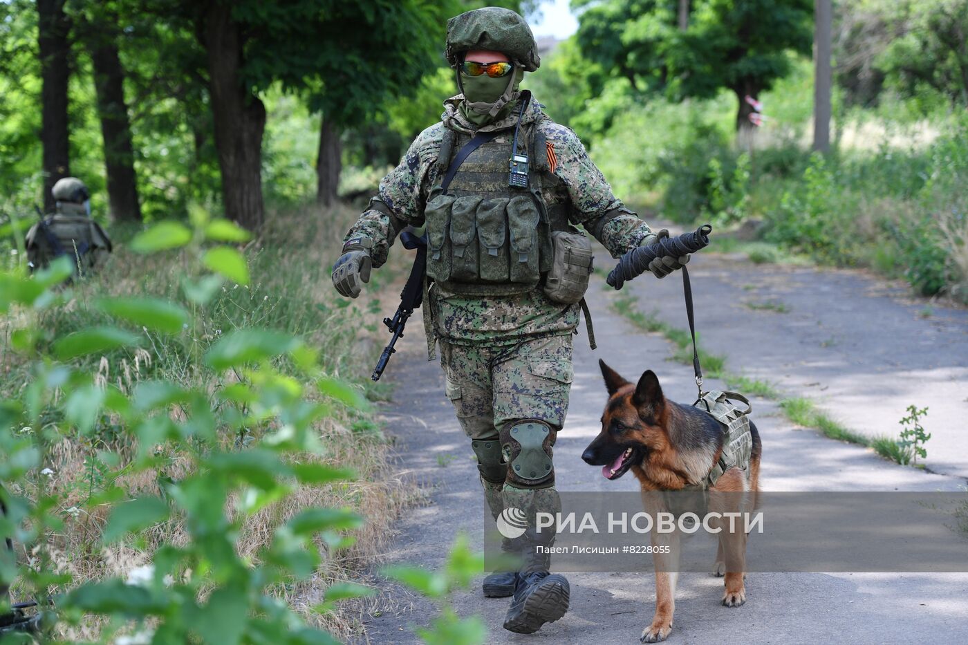 Работа саперов по разминированию станции водоочистки в Мариуполе