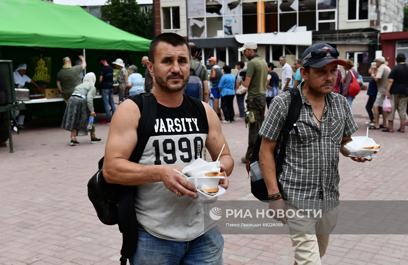 Работа полевой кухни минобороны РФ в Мариуполе