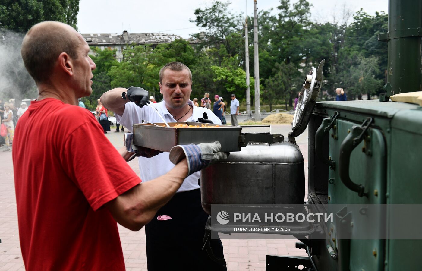 Работа полевой кухни минобороны РФ в Мариуполе