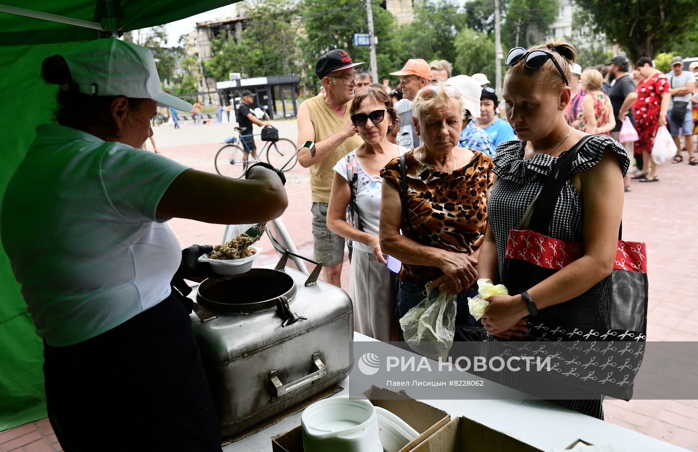 Работа полевой кухни минобороны РФ в Мариуполе