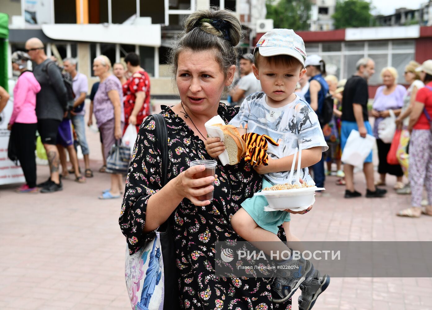 Работа полевой кухни минобороны РФ в Мариуполе