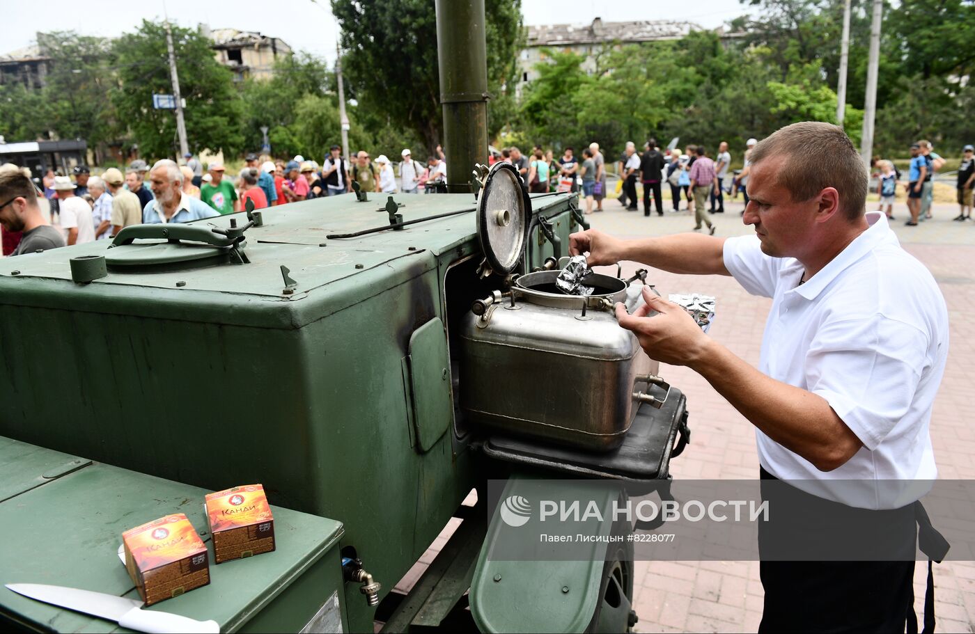 Работа полевой кухни минобороны РФ в Мариуполе
