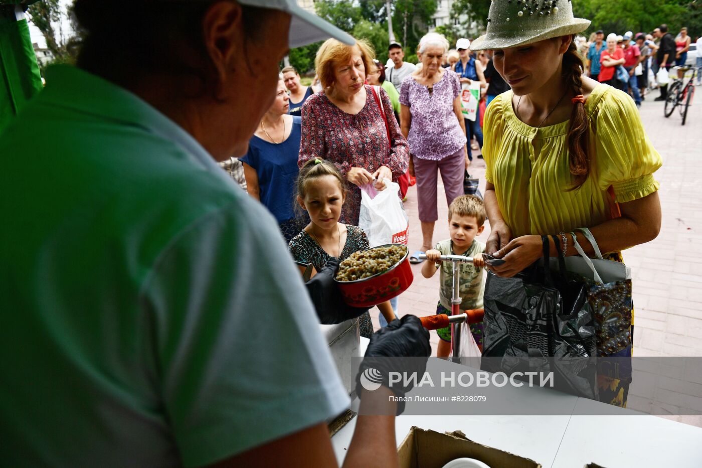 Работа полевой кухни минобороны РФ в Мариуполе