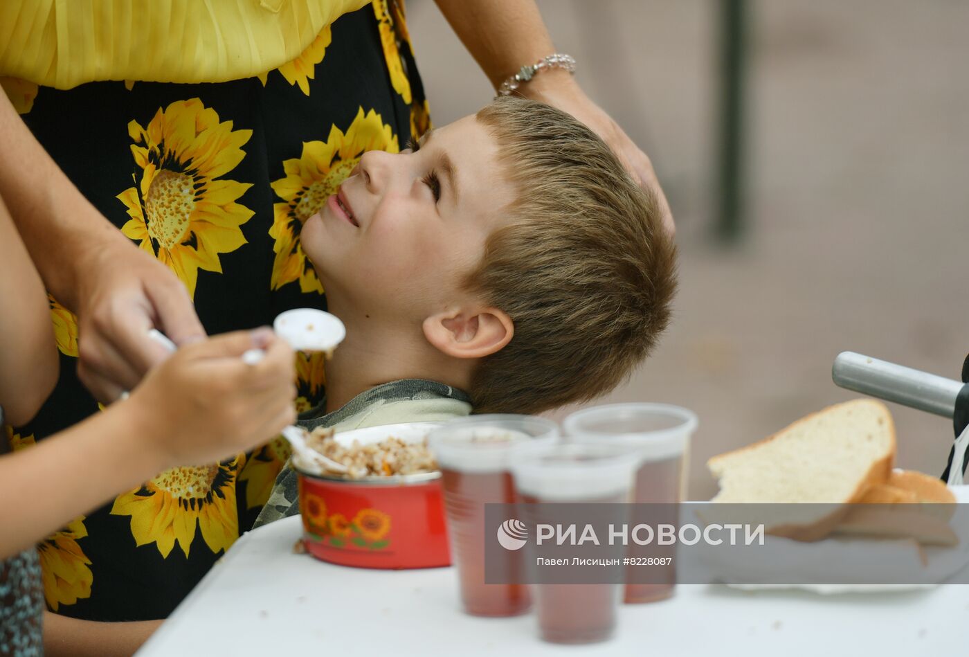 Работа полевой кухни минобороны РФ в Мариуполе