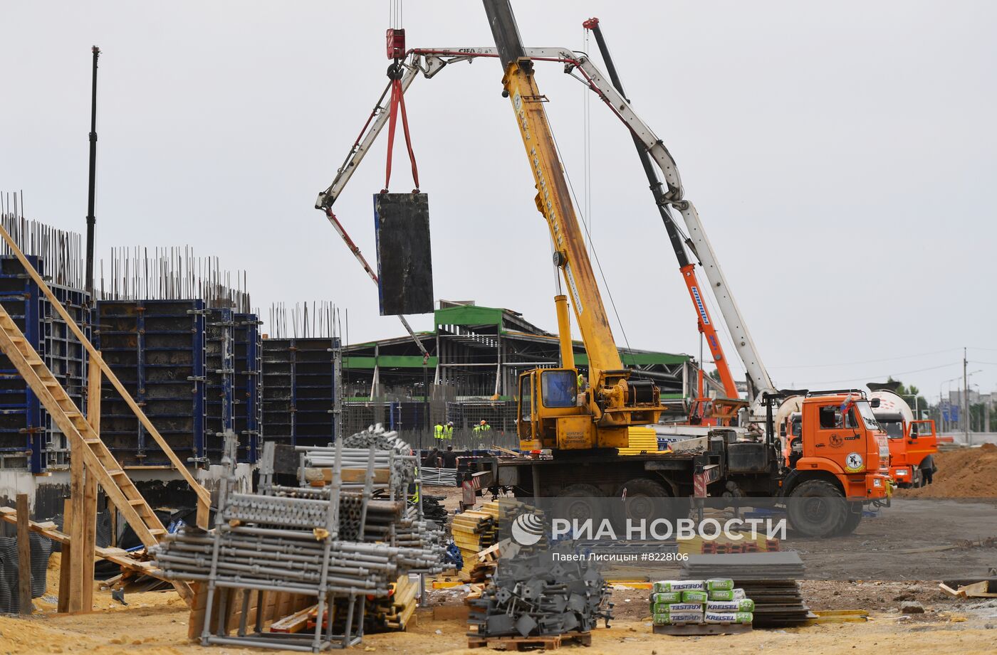 Военные строители из РФ возводят жилые дома в Мариуполе