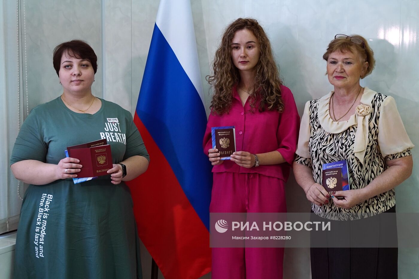 Первый пункт выдачи российских паспортов открылся в ЛНР