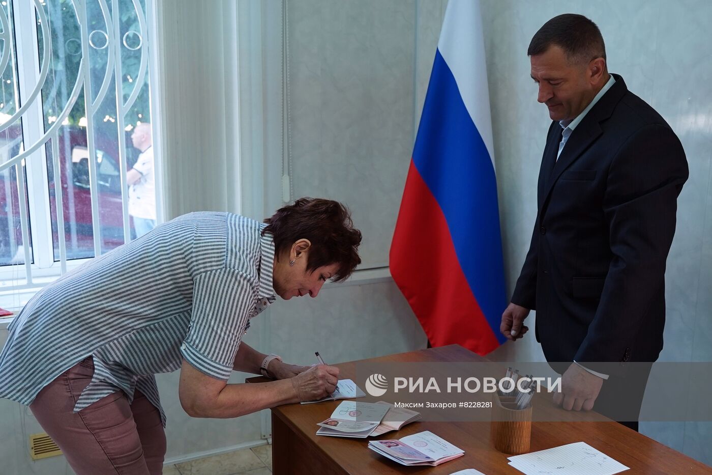 Первый пункт выдачи российских паспортов открылся в ЛНР