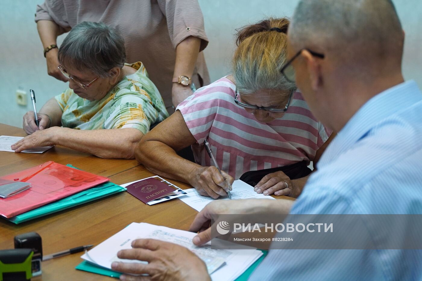 Первый пункт выдачи российских паспортов открылся в ЛНР