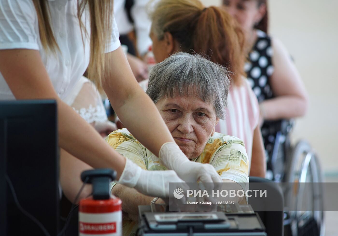 Первый пункт выдачи российских паспортов открылся в ЛНР