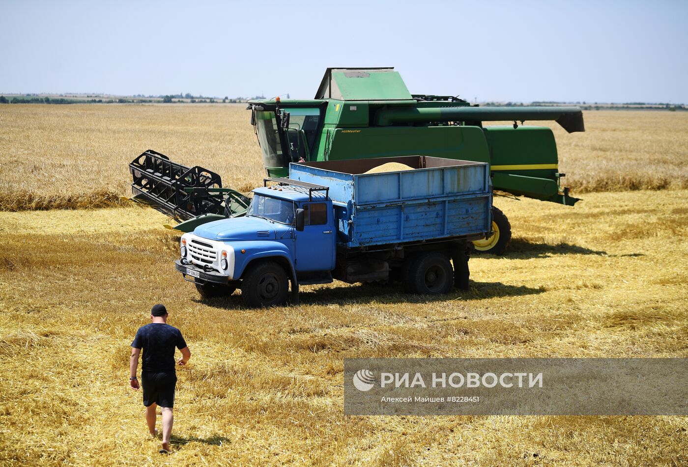 Сбор урожая пшеницы в Запорожской области