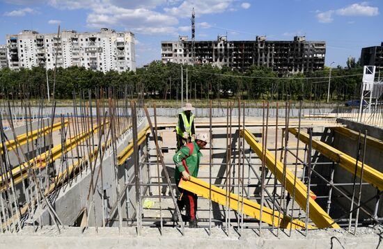 Военные строители из РФ возводят жилые дома в Мариуполе