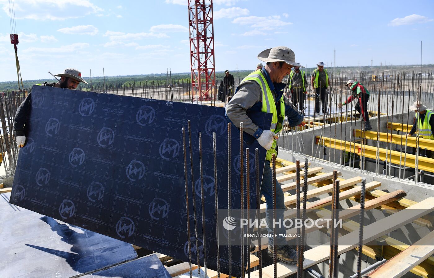 Военные строители из РФ возводят жилые дома в Мариуполе
