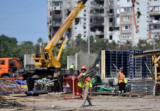 Военные строители из РФ возводят жилые дома в Мариуполе