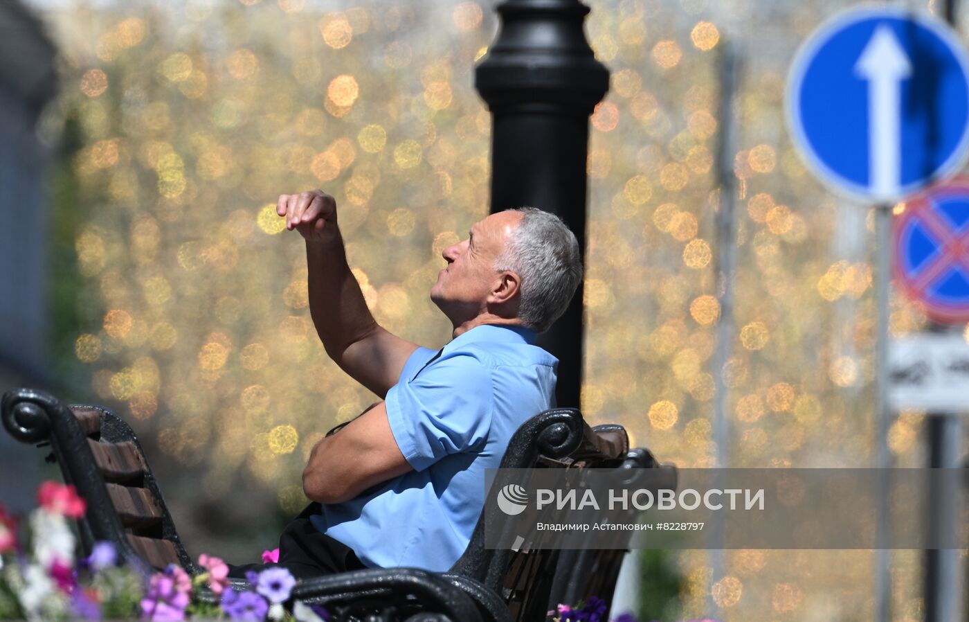 Отдых горожан на летних верандах в Москве